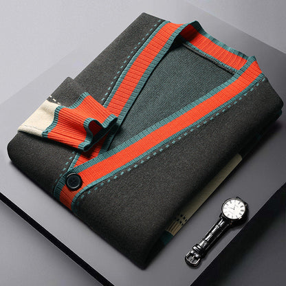 Detailopname van de duurzame knopen en de contrasterende biezen op de revers van de Casimir cardigan in het zwart.