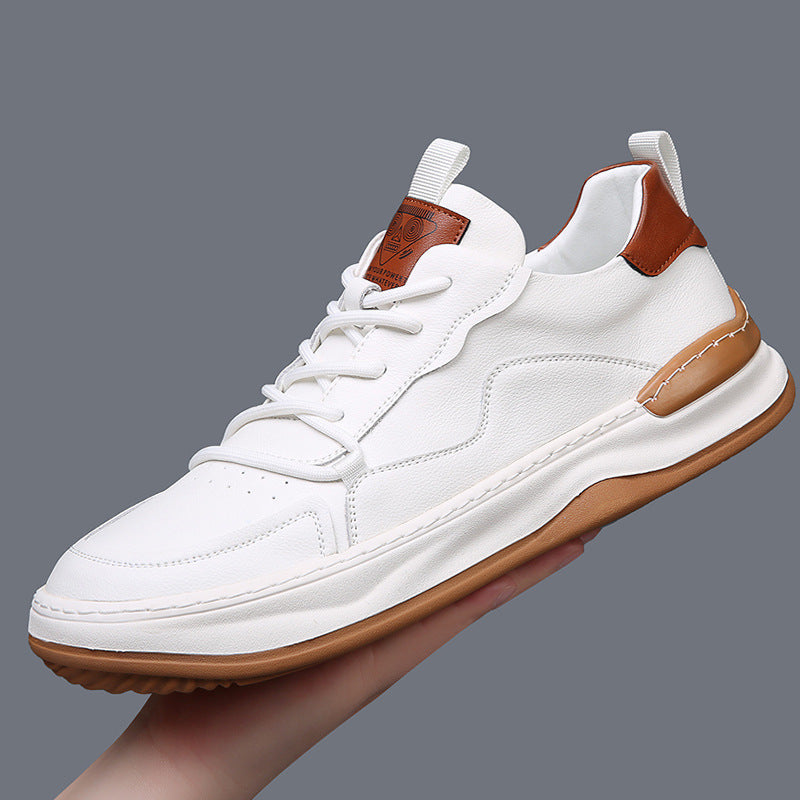 Een paar groene premium herensneakers netjes naast elkaar geplaatst op een houten vloer, klaar om gedragen te worden.