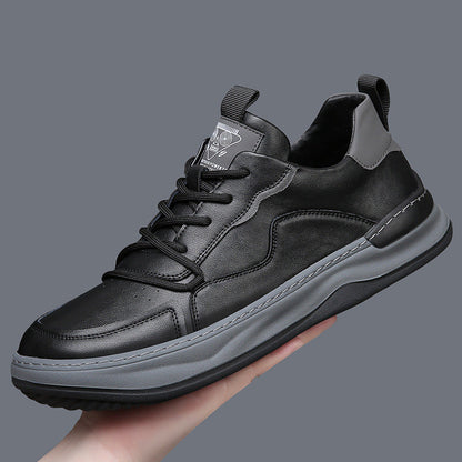 Witte premium herensneakers, op een lichte achtergrond, benadrukkend de frisheid en het strakke design van deze schoenen.