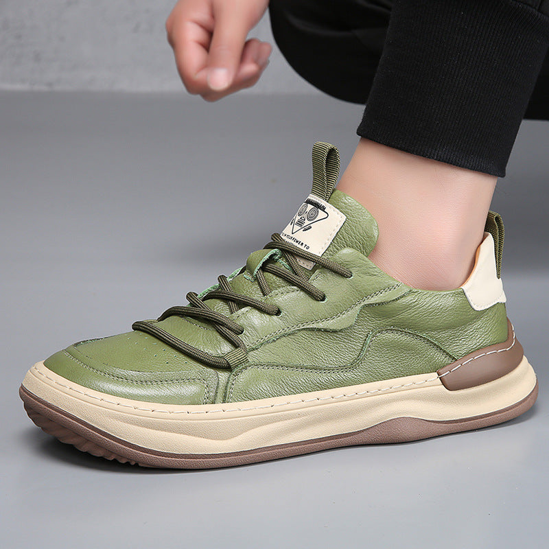 Groene premium herensneakers van bovenaf gezien, met focus op de nette stiksels en de ergonomische pasvorm van de schoen.