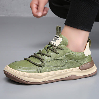Groene premium herensneakers van bovenaf gezien, met focus op de nette stiksels en de ergonomische pasvorm van de schoen.