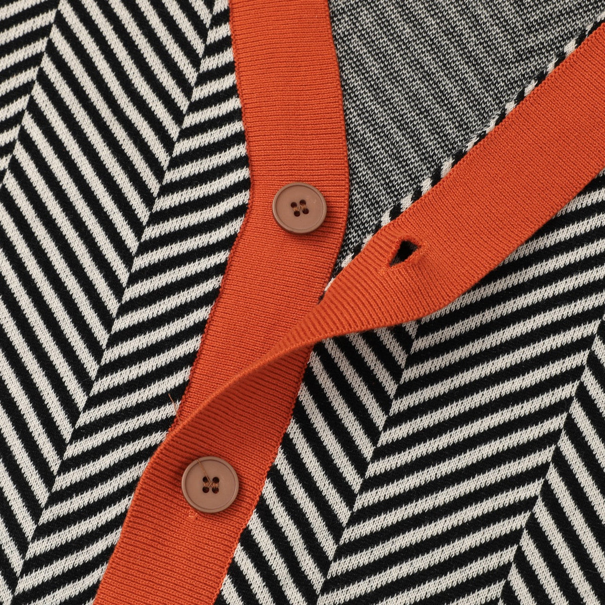 Sfeervolle foto van de cardigan, hangend in een garderobe, klaar om gedragen te worden, accentueert de kwalitatieve uitstraling.