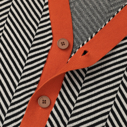 Sfeervolle foto van de cardigan, hangend in een garderobe, klaar om gedragen te worden, accentueert de kwalitatieve uitstraling.