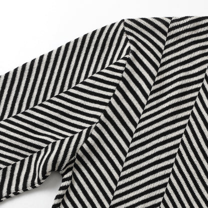 Detailopname van het unieke jacquard breipatroon van de cardigan, met nadruk op de textuur en de fijne afwerking.