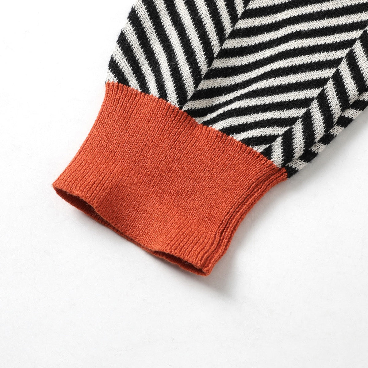 Close-up van de knoopsluiting en de reverskraag van de cardigan, waarbij de robuustheid en het design goed zichtbaar zijn.