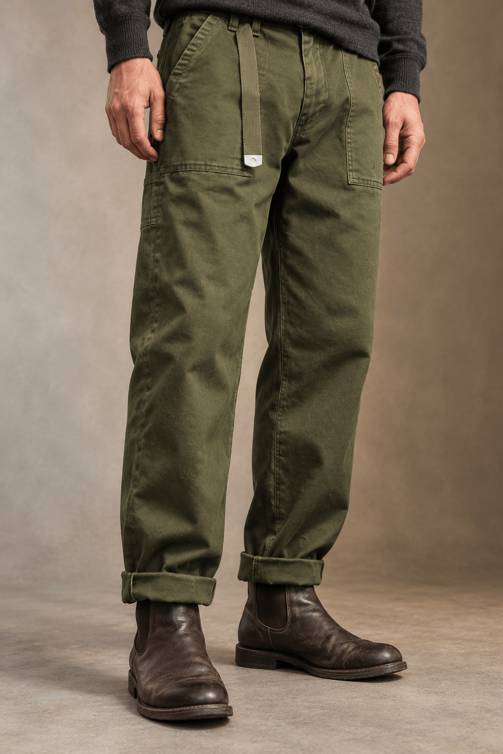 Wessel utility broek in legergroen, frontaal gepresenteerd op een model, met opgerolde pijpen en zichtbare zakken.
