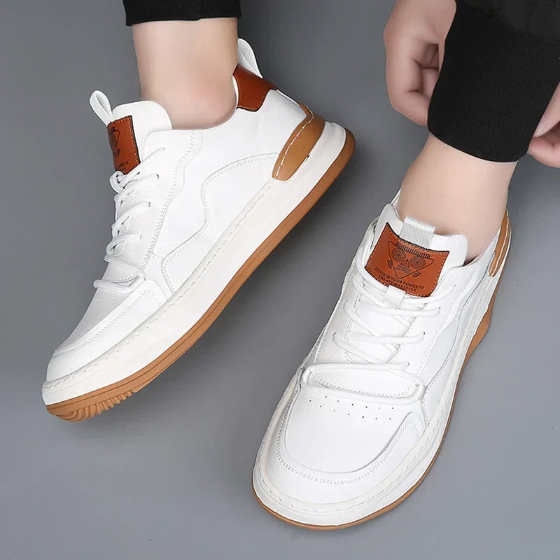 Binnenzijde van de zwarte premium herensneakers, met de zachte voering en de comfortabele pasvorm die de voet omhelst.