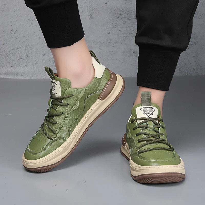 Zwarte premium herensneakers, achteraanzicht, met een subtiele afwerking en de stevige hielkap voor extra ondersteuning.