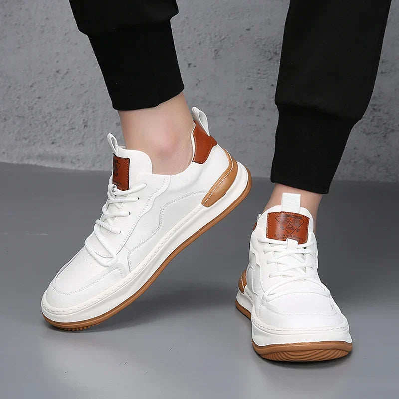 Witte premium herensneakers, gedragen tijdens een wandeling in het park, tonend de geschiktheid voor dagelijks gebruik en comfort.