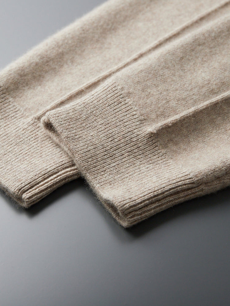Volledig silhouet van de navy Merino wollen sweater, elegant vallend over de heupen van het model.