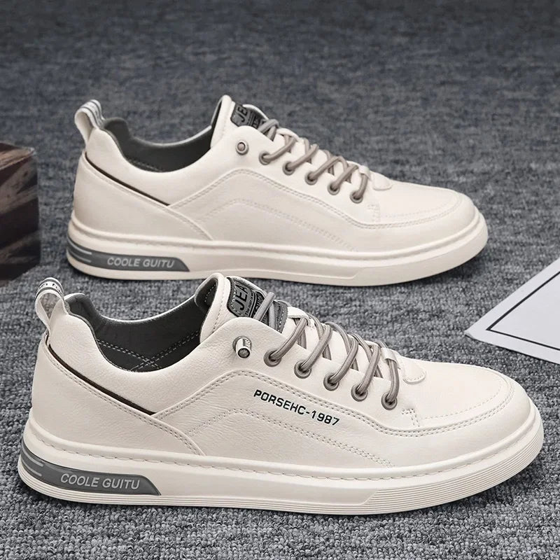 Achteraanzicht van de stijlvolle sneakers, waarbij de subtiele merkafwerking en de vorm van de hiel duidelijk zijn.