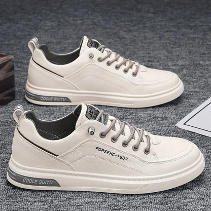 Achteraanzicht van de stijlvolle sneakers, waarbij de subtiele merkafwerking en de vorm van de hiel duidelijk zijn.