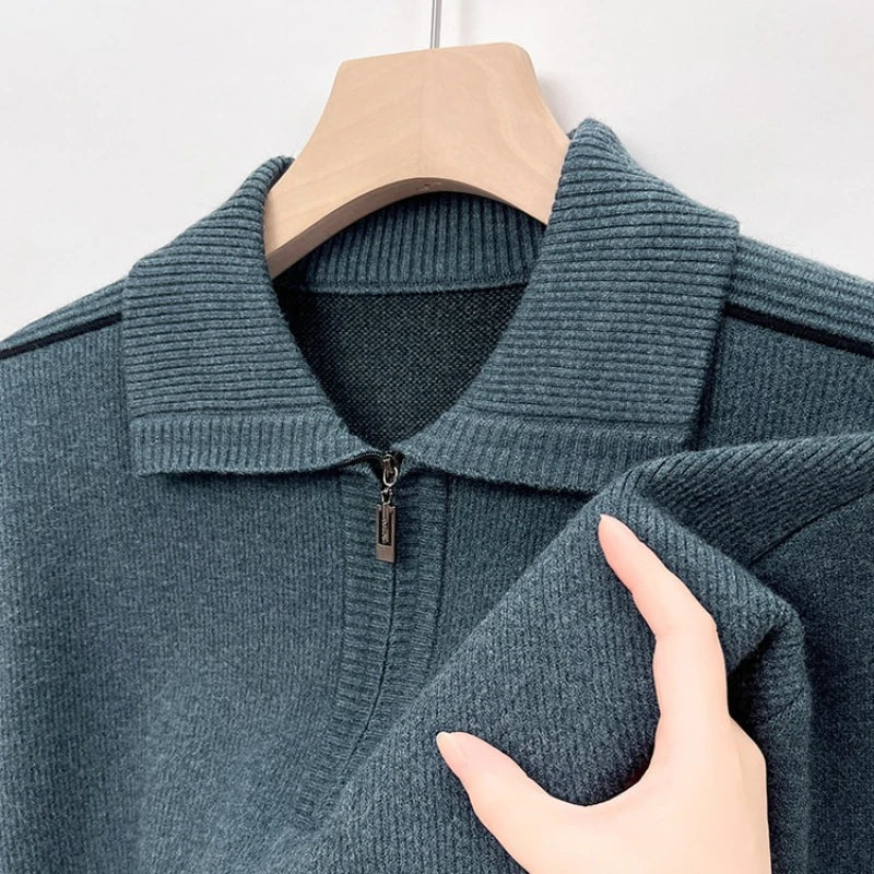 Zijaanzicht van de getailleerde pasvorm van de comfortabele herentrui in camel beige, met een gestructureerde valling.