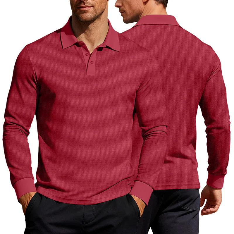 Close-up van de fijngebreide textuur en polokraag met knoopsluiting van het donkerblauwe heren poloshirt.