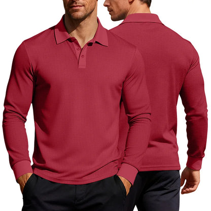 Close-up van de fijngebreide textuur en polokraag met knoopsluiting van het donkerblauwe heren poloshirt.