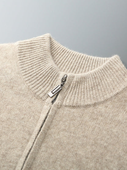 Close-up van de fijne en zachte textuur van de beige Merino wollen sweater.