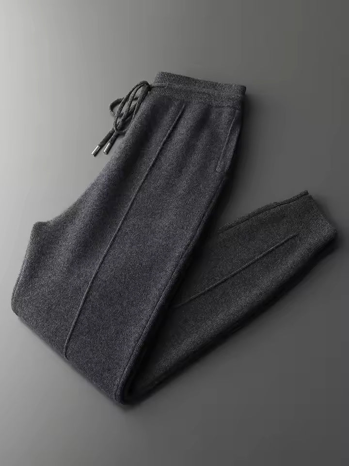 Hand voelt de uitzonderlijke zachtheid en de premium kwaliteit van de luxe Merino wollen sweater.