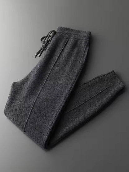 Hand voelt de uitzonderlijke zachtheid en de premium kwaliteit van de luxe Merino wollen sweater.