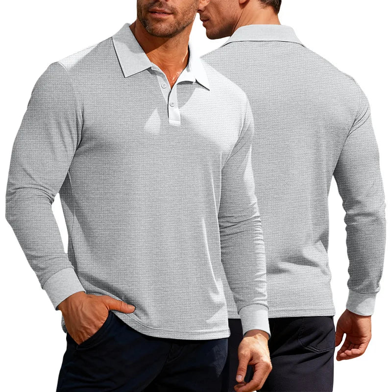 Een man draagt het okergele fijngebreide heren poloshirt in een stedelijke omgeving, casual en stijlvol.