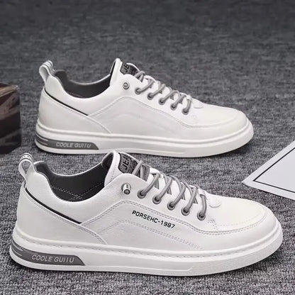 Close-up van de uitneembare binnenzool in de witte heren sneakers, voor aanpasbaar comfort de hele dag door.