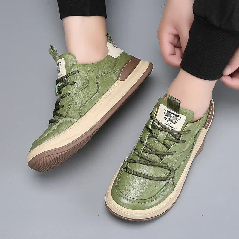 Bruine premium herensneakers, gecombineerd met een casual chino broek, ideaal voor een relaxte doch verzorgde look.