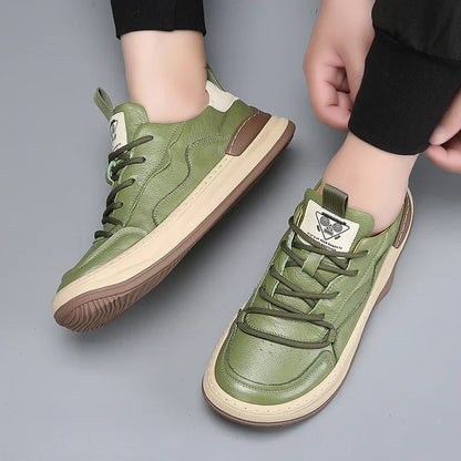 Bruine premium herensneakers, gecombineerd met een casual chino broek, ideaal voor een relaxte doch verzorgde look.