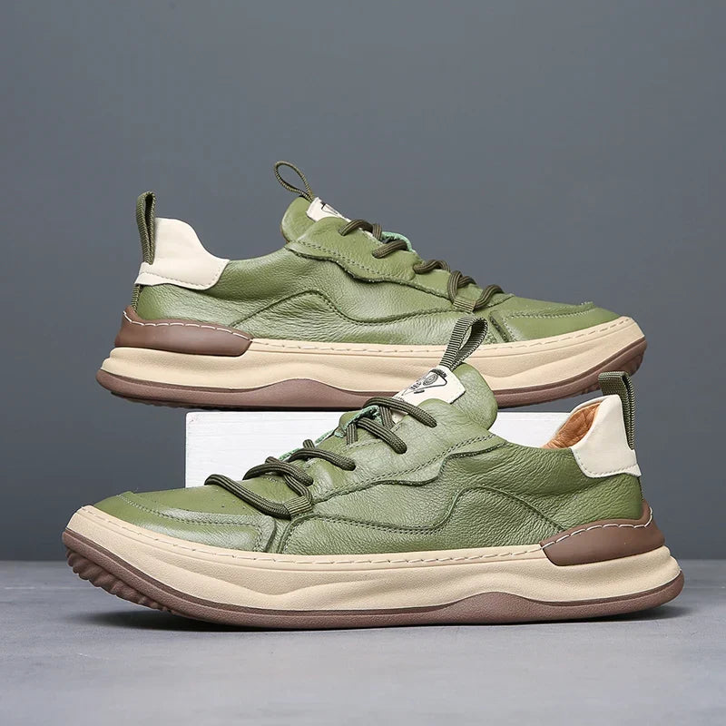 Zijaanzicht van de witte premium herensneakers, waarbij de robuuste rubberen loopzool goed zichtbaar is en stabiliteit biedt.