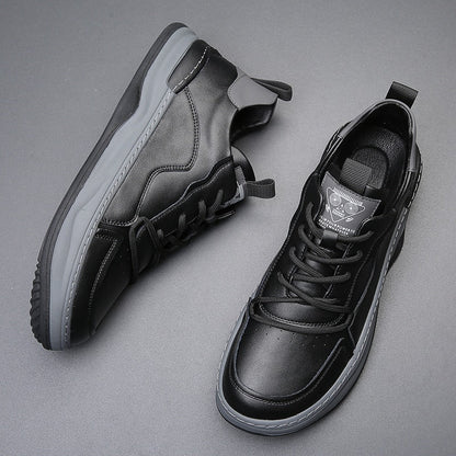 Zwarte premium herensneakers, gedragen met een donkere spijkerbroek, voor een casual maar verzorgde en moderne outfit.
