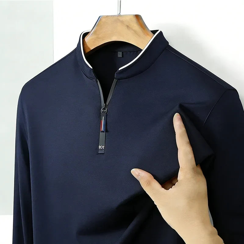 Detail van de opstaande kraag van het Kester poloshirt met subtiel contrastbiesje en gesloten rits.