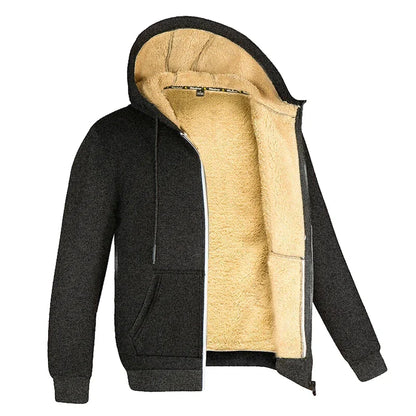 Een man wandelt buiten in een blauwe Jari hoodie, ideaal voor koud weer, met een zij-aanzicht dat de veelzijdigheid van de hoodie benadrukt.