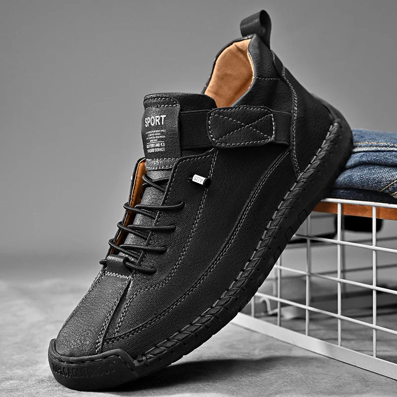Onderkant van de zool van de rode leren herensneakers, voor grip en flexibiliteit.