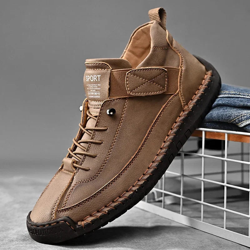 De lichtblauwe leren herensneakers op een lichte achtergrond, toont het veelzijdige design.