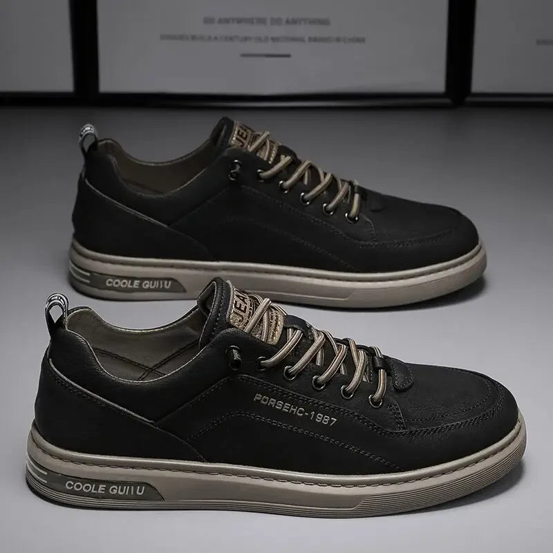 Bovenaanzicht van de comfortabele sneakers, met nadruk op het hoogwaardige leer en de nette afwerking.