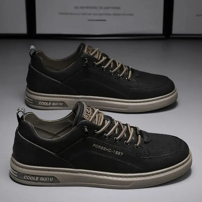 Bovenaanzicht van de comfortabele sneakers, met nadruk op het hoogwaardige leer en de nette afwerking.