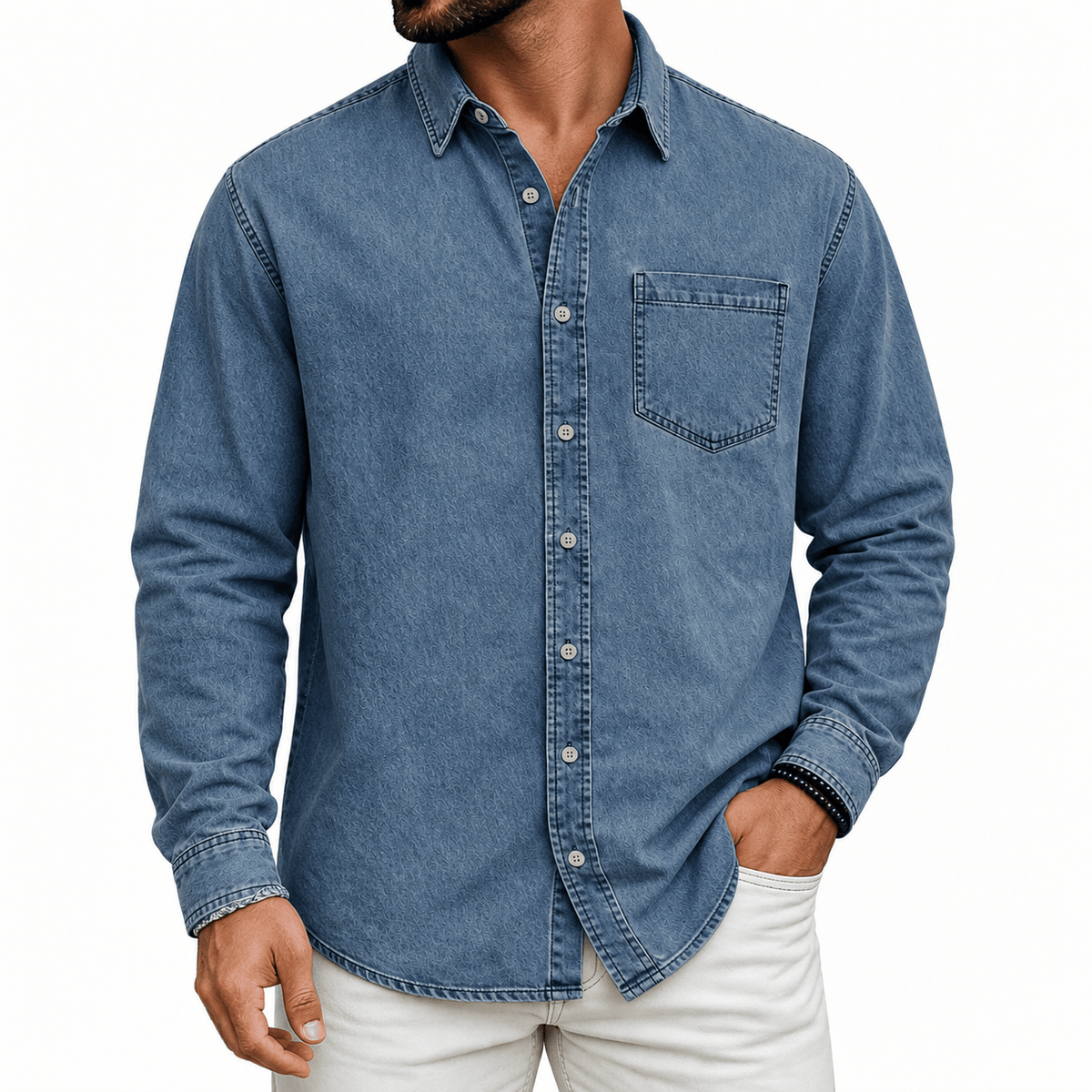Een man draagt het blauwe overhemd casual geopend over een wit T-shirt, ontspannen en comfortabel.