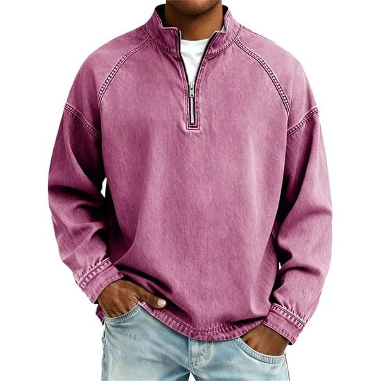 Achteraanzicht van de beige herensweater, toont de naadloze schouders en de rechte pasvorm.