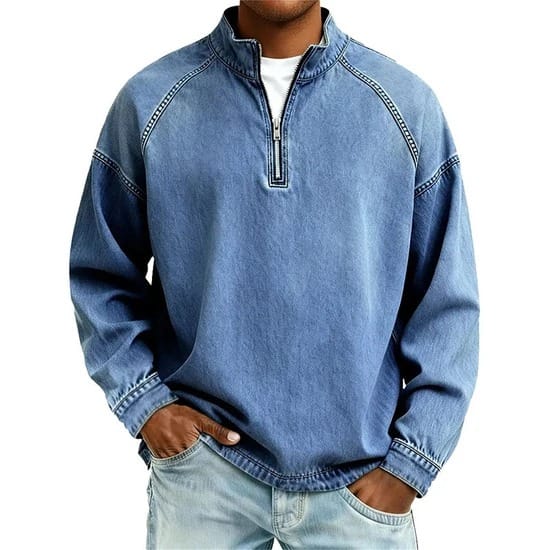 Een man draagt de Jari sweater in een lichte tint tijdens een wandeling, wat de veelzijdigheid en het comfort aantoont.