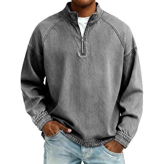 Zijaanzicht van de donkerblauwe katoenen sweater, toont de raglanmouwen en de afwerking van de zoom.