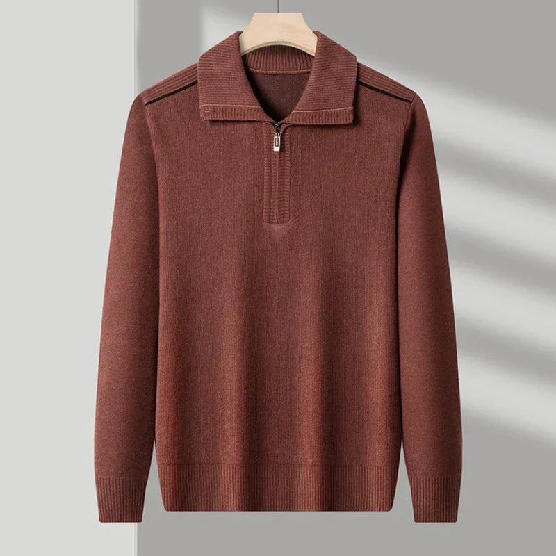 Een vooraanzicht van de Freek luxueuze quarter-zip trui in een elegante bordeauxrode kleur, perfect voor heren.