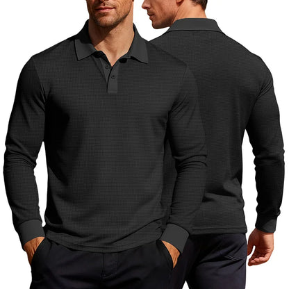 Detailopname van de manchet en het fijne breisel van het lichtgrijze lange mouwen poloshirt.
