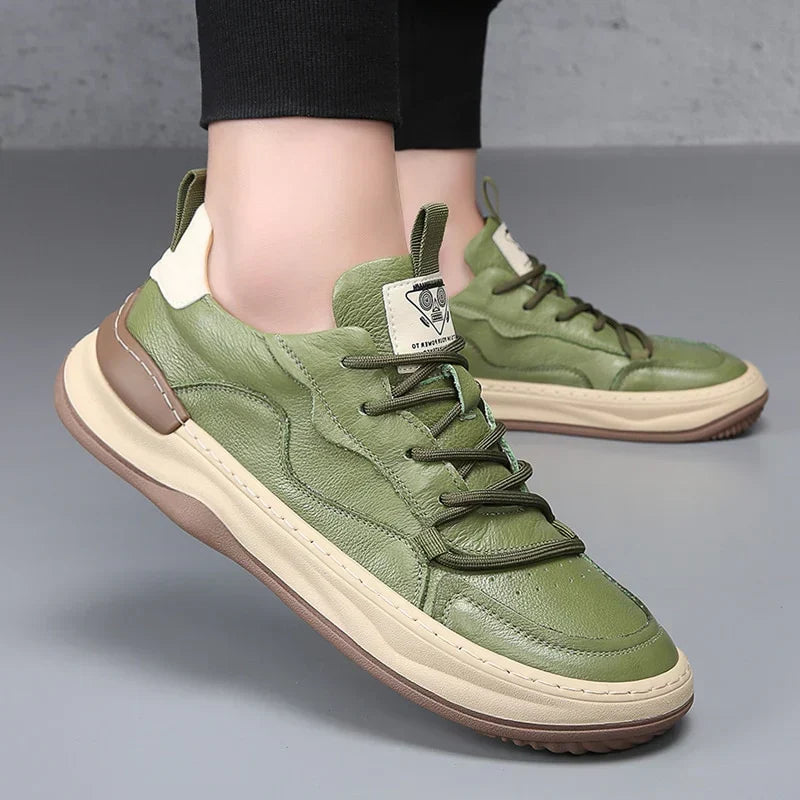 Witte premium herensneakers, detail van de comfortabel gewatteerde binnenzool die zorgt voor een aangename loopervaring.