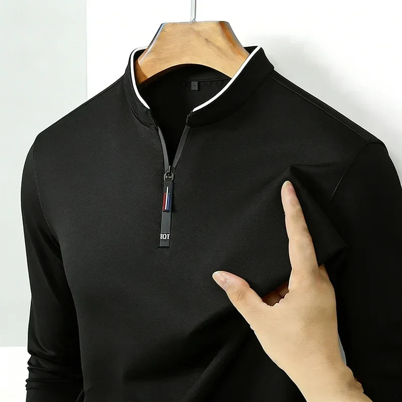 Zijaanzicht van het Kester lange mouwen poloshirt in bordeauxrood, gedragen door een man in een ontspannen houding.