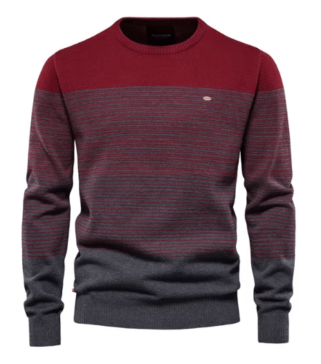 Achteraanzicht van de stijlvolle heren sweater in een bruine tint, benadrukt de slim-fit pasvorm en naadloze afwerking.