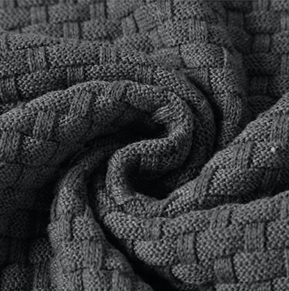 Zwarte hoodie, gedrapeerd over een stoel, toont de zachtheid en de aantrekkelijke textuur.