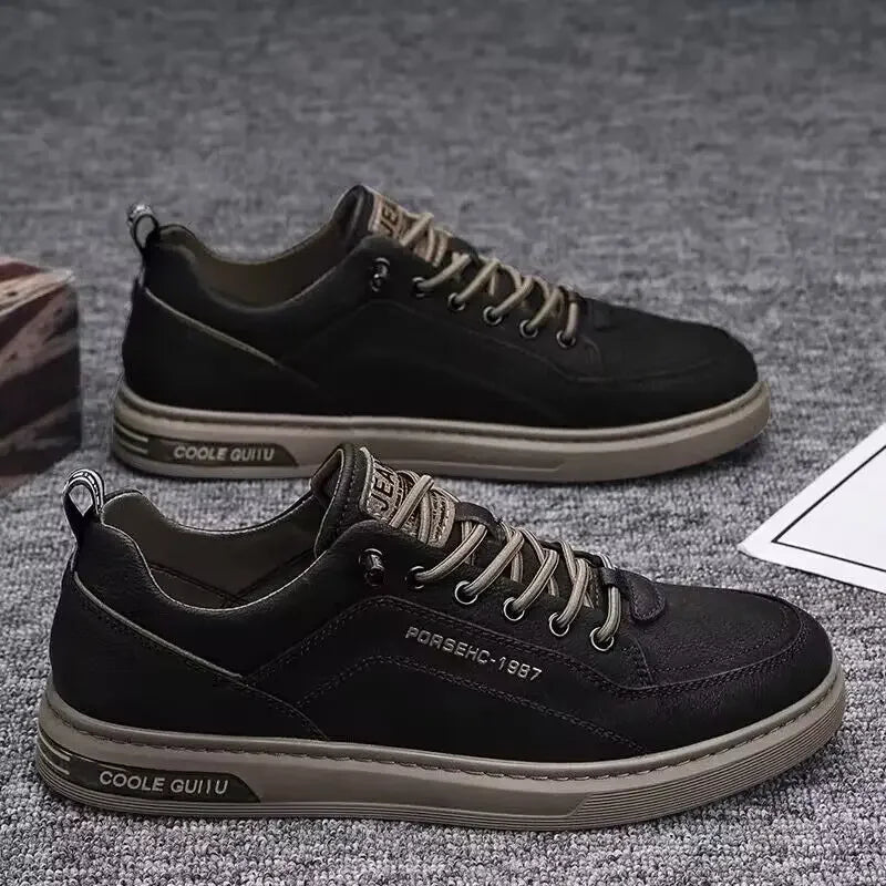 Groepsfoto van de heren sneakers in wit, beige en zwart, gepresenteerd op een lichte achtergrond.