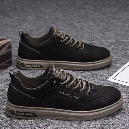 Groepsfoto van de heren sneakers in wit, beige en zwart, gepresenteerd op een lichte achtergrond.