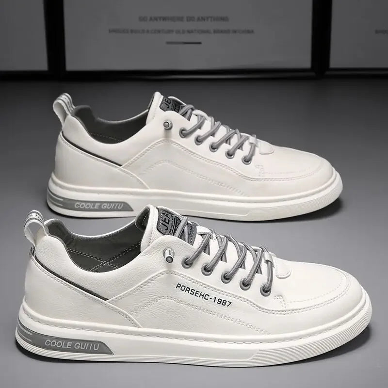 Detailopname van de ademende zijkant van de witte sneakers, gecombineerd met een casual chino broek.