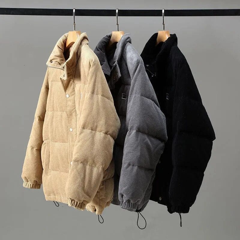 Man draagt de corduroy winterjas in een stedelijke omgeving, toont de casual pasvorm en het comfort van de donsvulling.