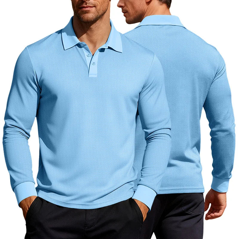 Mick fijngebreid heren poloshirt in lichtblauw, gedragen door een man, frontaal in een relaxte houding.