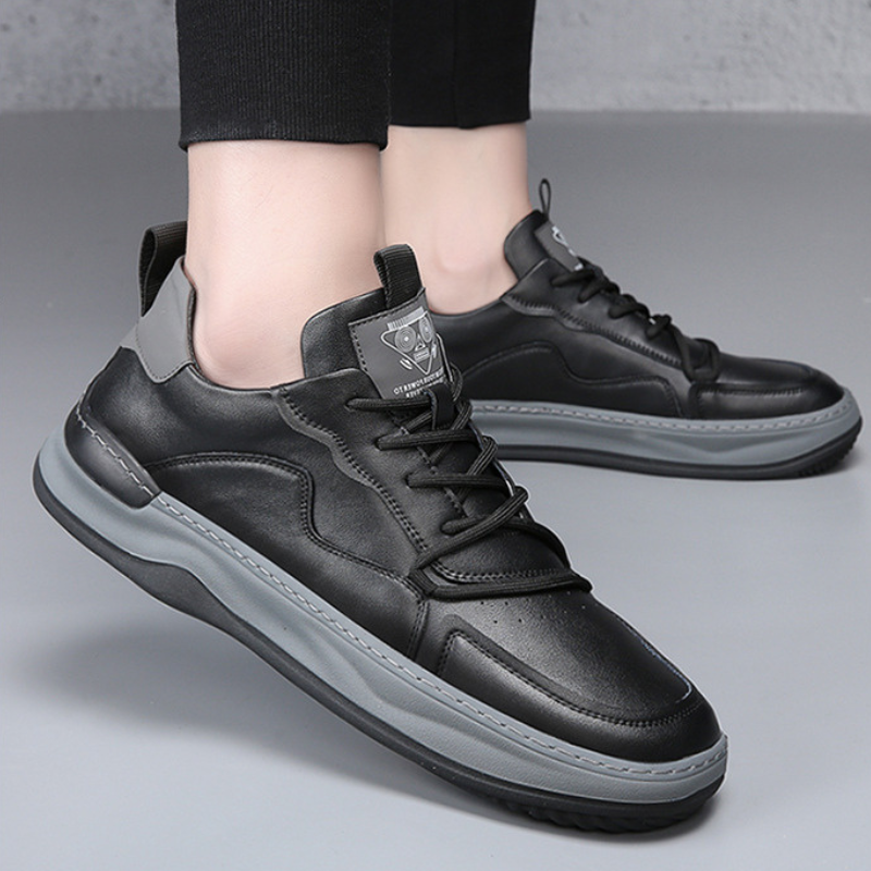 Bruine premium herensneakers, een close-up van de tong met de productdetails, voor authenticiteit en vakmanschap.